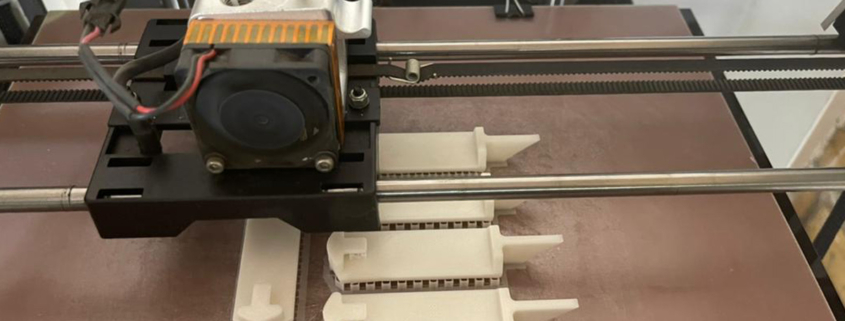 چاپ سه بعدی یک فرآیند افزودنی است که به موجب آن لایه¬هایی از مواد روی هم قرار گرفته و یک قطعه سه بعدی ساخته می شود