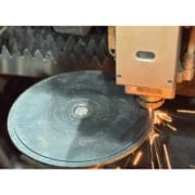 فرآیند دقیق برش لیزری فلزات و پلکسی گلاس در کارگاه لیزر پالس